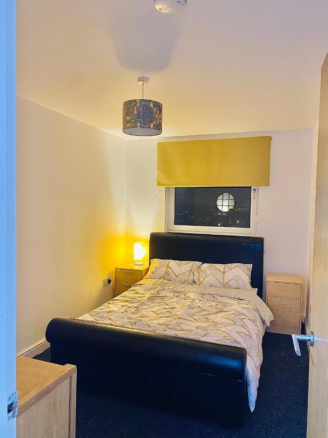 Unique View Of Anfield Stadium - Charming 2 Bedroom Apartment In Liverpool With Parking Kültér fotó